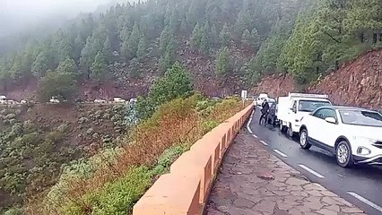 Colapso en la TF-82 por una colisión entre una guagua y un coche