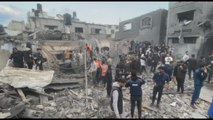 A Rafah si cercano le vittime fra le macerie dopo un raid israeliano