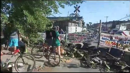 VÍDEO2: moradores do Flexal realizam protesto e bloqueiam via