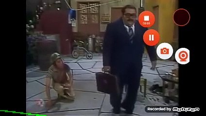 El chavo el señor barriga esta bailando