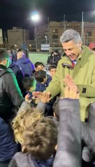 Una avalancha de niños tira al suelo a Albiol