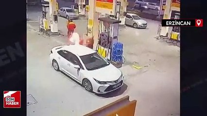 Erzincan'da yakıt dolumu sırasında alev alan otomobildekiler son anda kurtuldu
