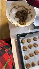 Η Σίσσυ Χρηστίδου έφτιαξε μελομακάρονα με τους γιους της και είναι... λαχταριστά!