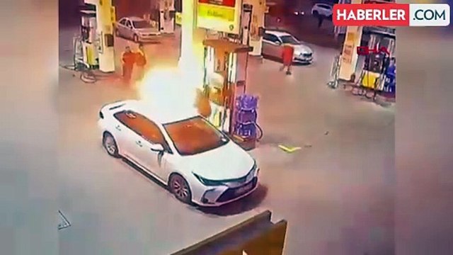 Erzincan'da Otomobil Akaryakıt İstasyonunda Alev Aldı