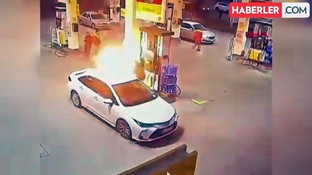 Erzincan'da Otomobil Akaryakıt İstasyonunda Alev Aldı