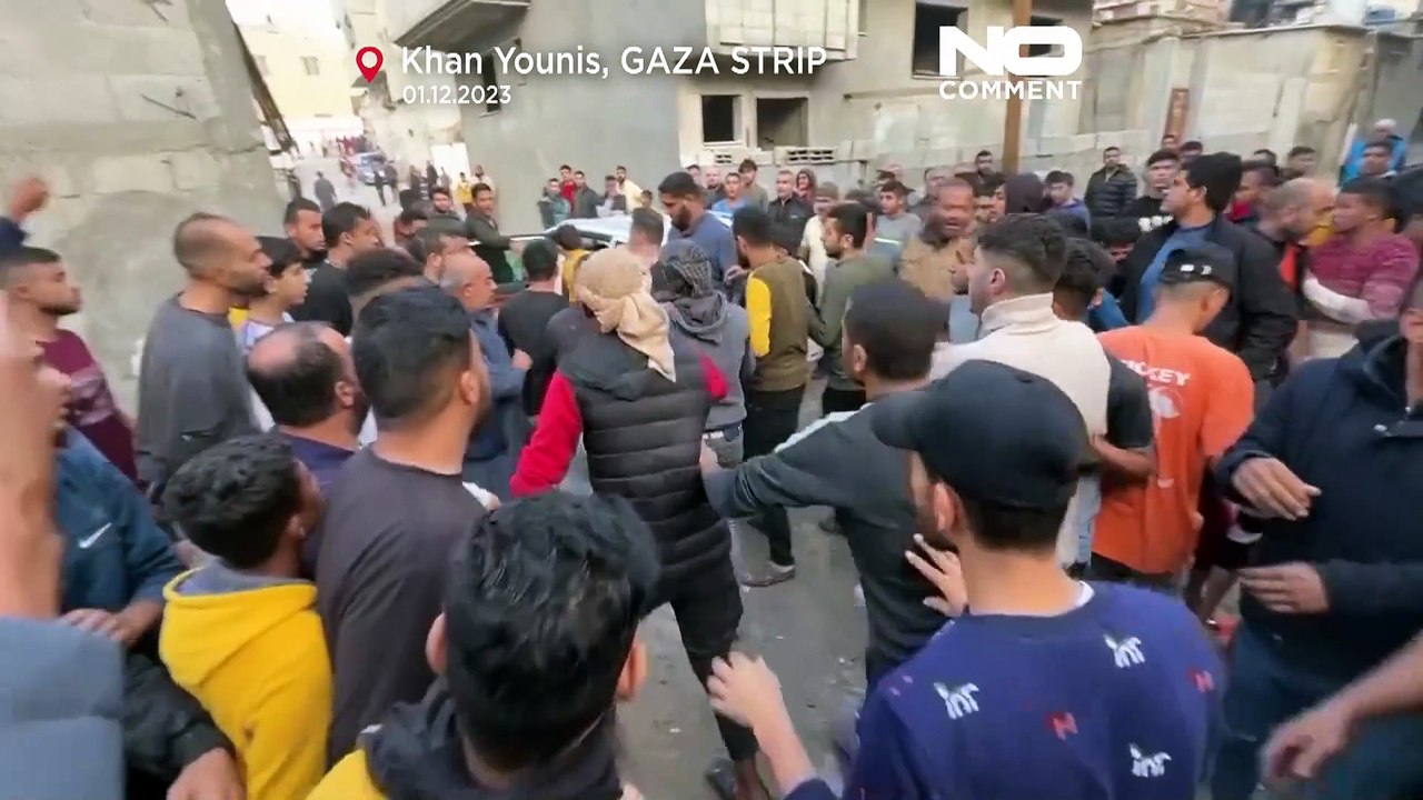 شاهد: جرحى بالعشرات يصلون مستشفى ناصر في خان يونس جراء القصف الإسرائيلي العنيف