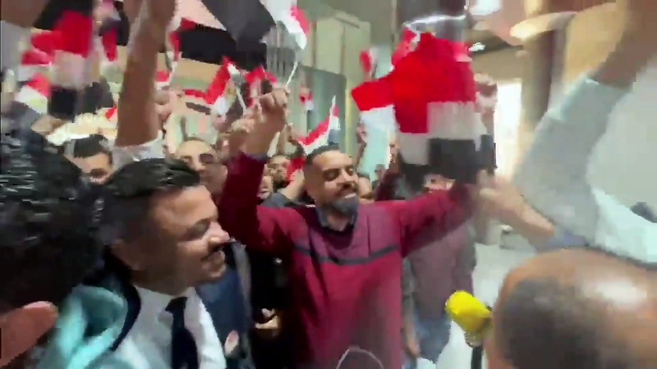 بهتافات تحيا مصر والمصريين أهم.. مشاهد توثق إقبال المصريين على التصويت بالكويت