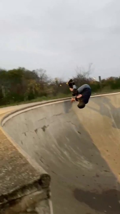 Skateboard, Anne mit einem handplant in Helsingor