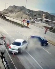 Boyabat'ta 2 otomobil çarpıştı: 2 yaralı...