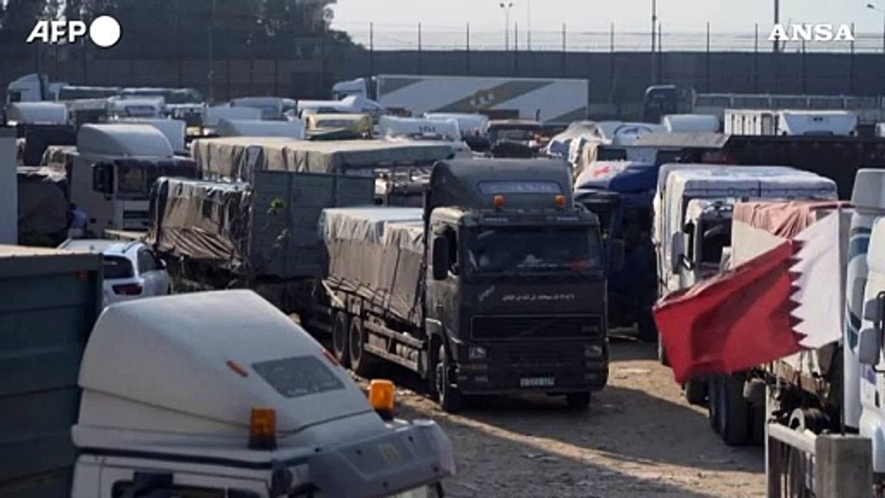 Gaza,  camion di aiuti umanitari bloccati al valico di Rafah