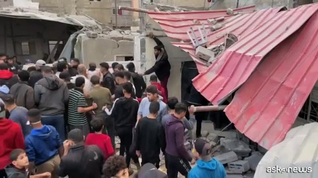 A Rafah si cercano le vittime fra le macerie dopo un raid israeliano