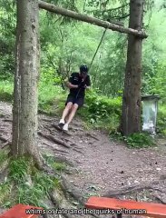 اتحداك ما تضحك