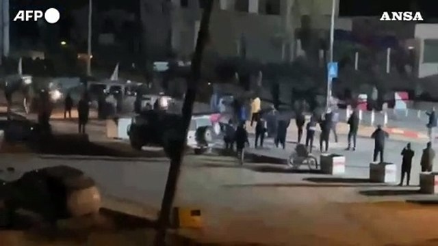 Gaza, Hamas consegna gli ostaggi alla Croce rossa