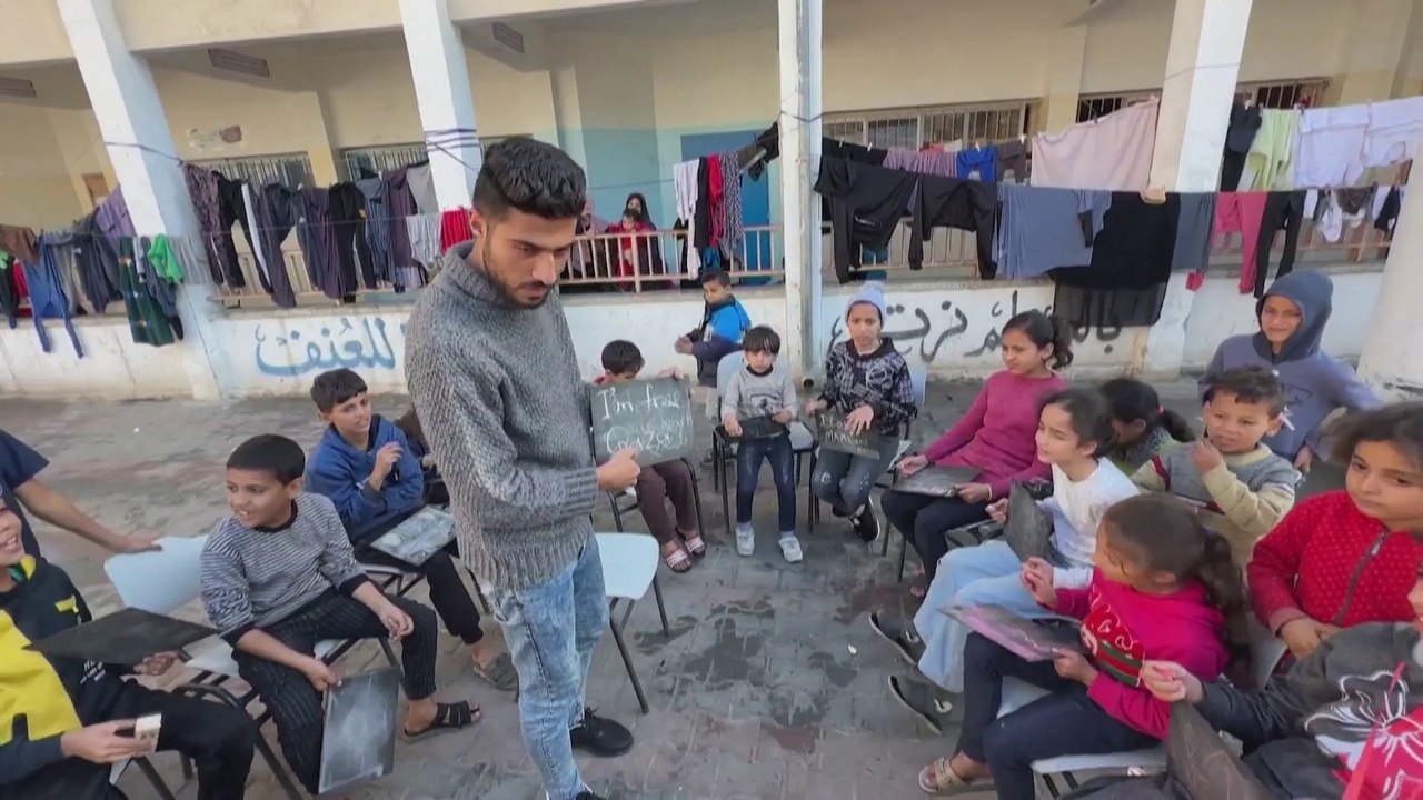 "نحاول نرسم البهجة على أطفالنا".. معلم فلسطيني يخرج المقاعد من مدرسة باتت تؤوي النازحين ويضعها في الباحة ليبدأ في تقديم دروس مجانية لأطفالها #العربية