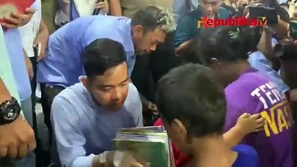 Kampanye di Penjaringan, Cawapres Gibran Bagikan Buku hingga Sembako