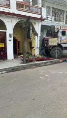 घर के अंदर तेज रफ्तार से घुसा ट्रक,टला बड़ा हादसा,  देखें वीडियो