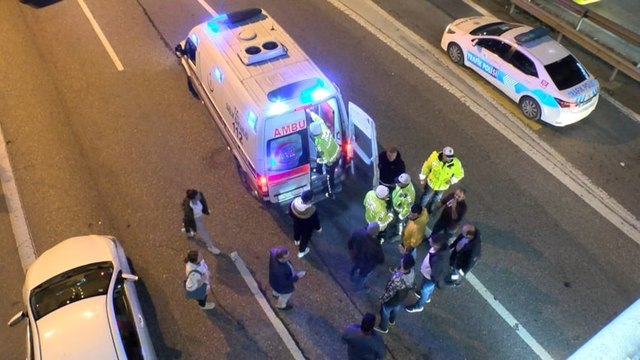 İstanbul'da vatandaş üst geçitten düştü: Sürücüler kurtardı