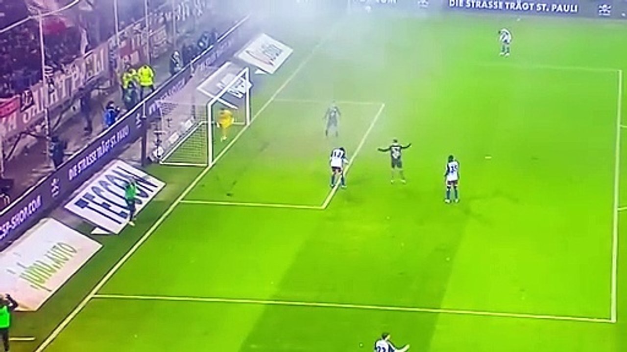 St. Pauli - Hamburg maçına kaleci damga vurdu! İnanılmaz hata...