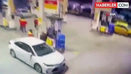 Erzincan'da Otomobil İstasyonunda Alev Alan Araç Güvenlik Kamerasına Yansıdı