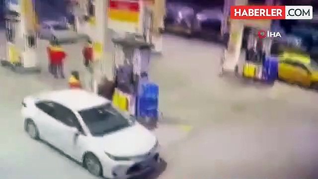 Erzincan'da Otomobil İstasyonunda Alev Alan Araç Güvenlik Kamerasına Yansıdı