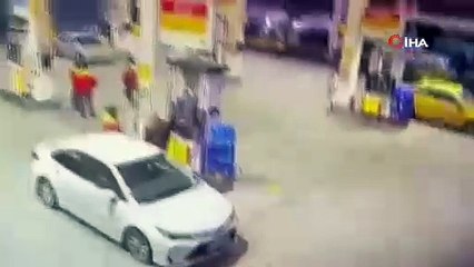 Erzincan'da bir istasyonda akaryakıt alan otomobil alev aldı