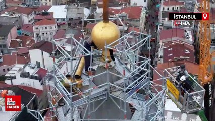 İstanbul’un simgelerinden Galata Kulesi’nin aleminin indirildiği anlar böyle görüntülendi