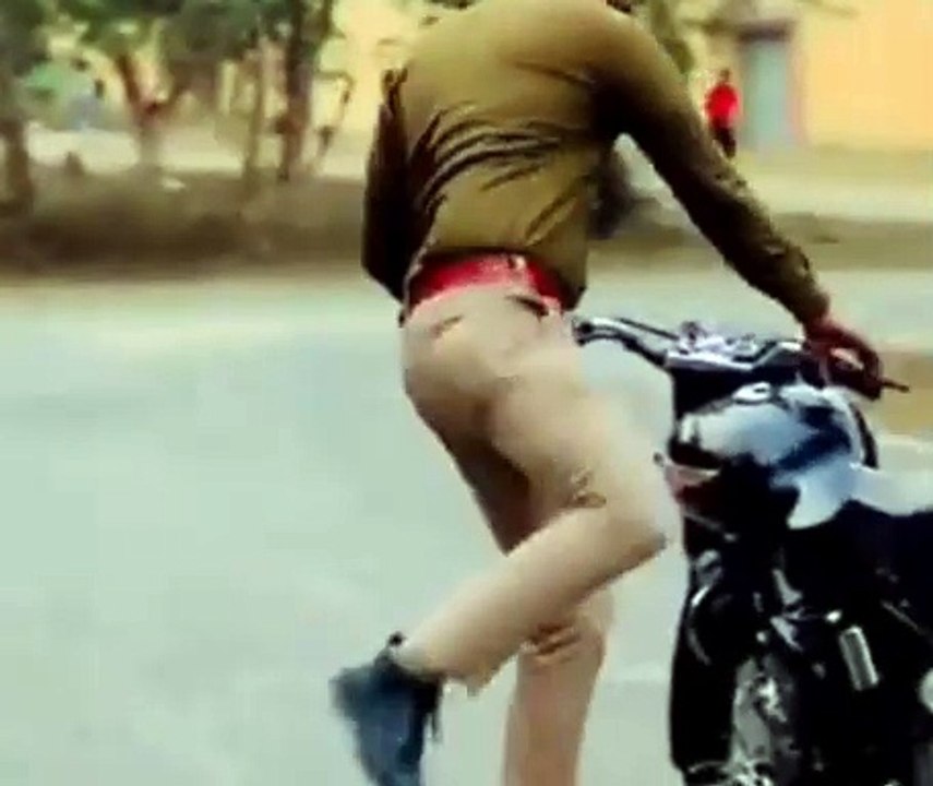 Video: सिपाही पर रील बनाने का चढ़ा खुमार, वर्दी...