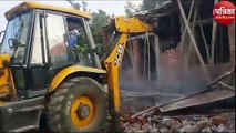Video: यूपी के इस जिले में भू- माफिया ने आयुक्त आवास के पास की जमीन को भी नहीं छोड़ा, छत पड़ने के समय चला बुलडोजर