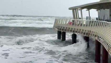 Mareggiata in Versilia, le immagini delle onde dal pontile di Lido di Camaiore
