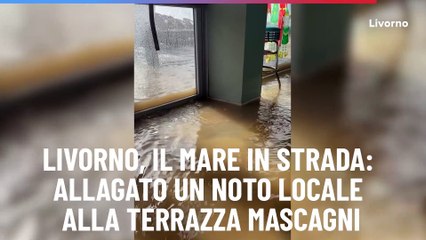 Livorno, il mare in strada: allagato un noto locale alla Terrazza Mascagni