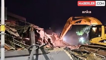 İBB, Üsküdar'da kaçak bir kafenin yıkımını gerçekleştirdi