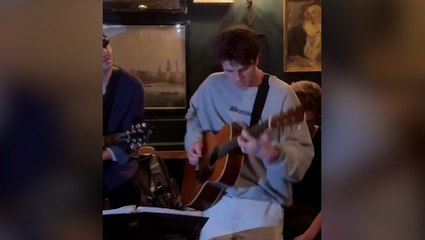 Victoria Beckham films Cruz performing spontaneous London pub gig