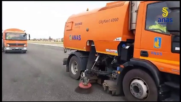 L'aeroporto Reggio Calabria ripulito dalla cenere dell'Etna torna operativo