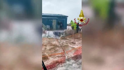 Marina di Pisa, vento forte e danni per il mare finito in strada