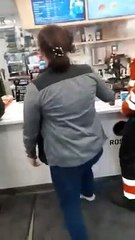 Nesteen myyjä heittää kasvomaskittoman asiakkaan ulos / Gas station employee in Finland throws customer out for not wearing a mask