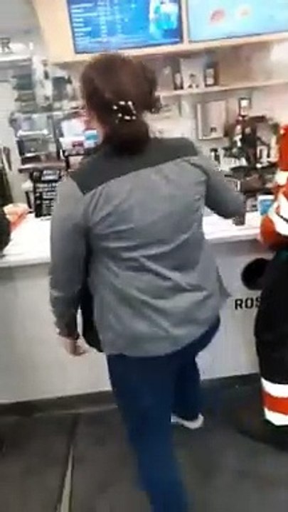 Nesteen myyjä heittää kasvomaskittoman asiakkaan ulos / Gas station employee in Finland throws customer out for not wearing a mask