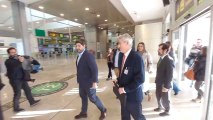 Fernando López Miras entrando al aeropuerto de Madrid-Barajas junto al vicepresidente de Volotea, Lázaro Ros.