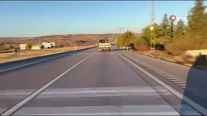 Sürücü pes dedirtti! Bir kamyonet sizce patlak lastikle kaç km yol gider? Aldırış etmeden yoluna devam etti!