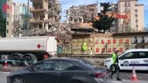 Beşiktaş'ta 11 katlı binanın yıkımında moloz yola düştü... 3 araç hasar gördü