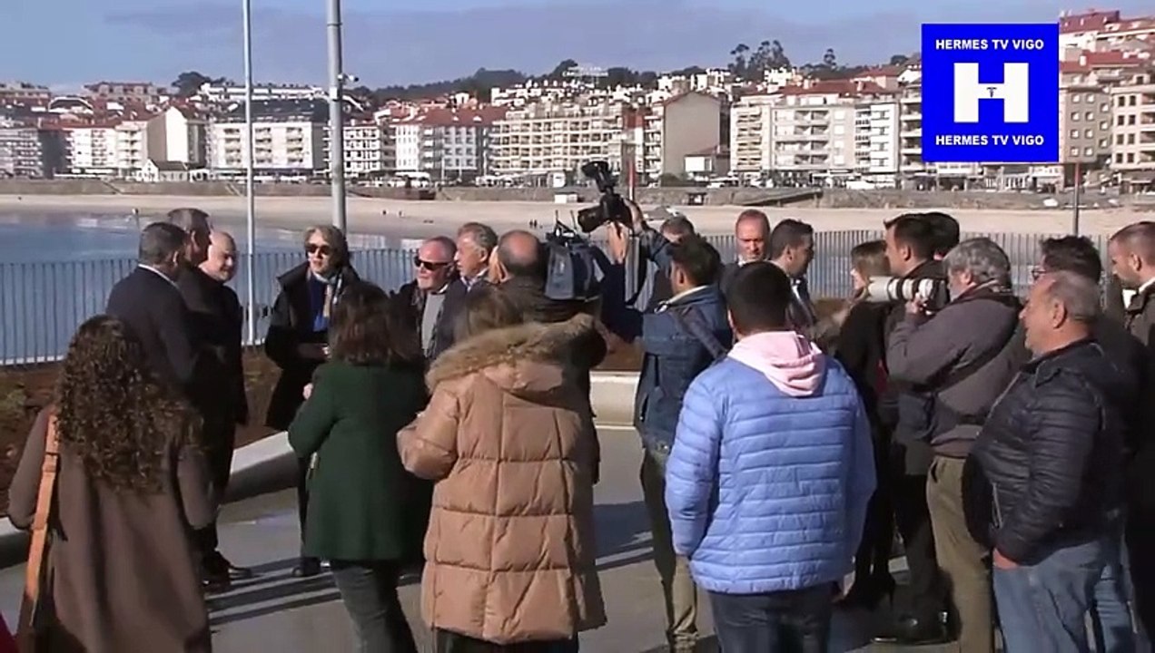 Rueda destaca la renovación de la plaza del mar de Sangenjo como ejemplo de integración de los espacios urbanos y portuarios.