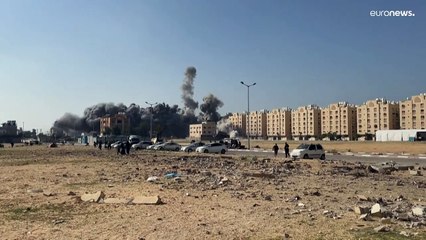 شاهد: قصف إسرائيلي عنيف يهدم مجمعًا سكنيًا كبيرًا في خان يونس