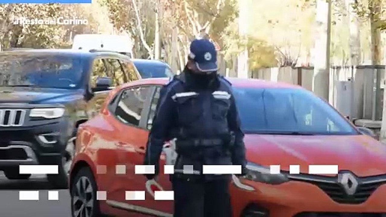 Video: vento forte a Rimini, albero su un'auto con 5 persone a bordo