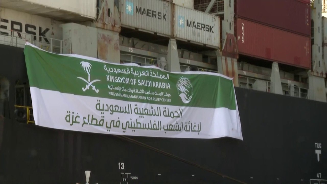 1246 طنا من المساعدات.. مراسل #العربية سلطان السلمي يرصد حمولة السفينة الثالثة التابعة لمركز الملك سلمان للإغاثة دعما لـ #غزة  #فلسطين