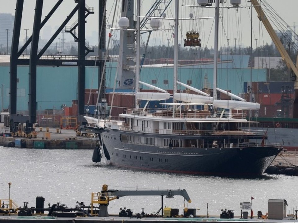 Jeff Bezos' Riesenjacht passt nicht in den Jachthafen