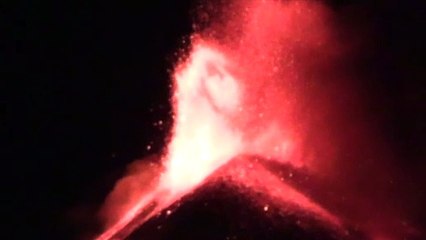 Etna, fontana di lava e cenere sui centri abitati