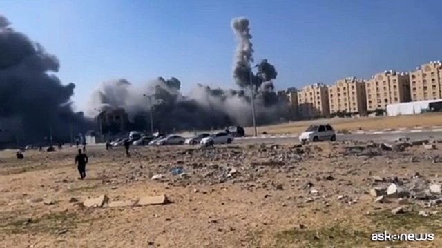 L'istante in cui raid israeliani colpiscono dei palazzi a Khan Yunis