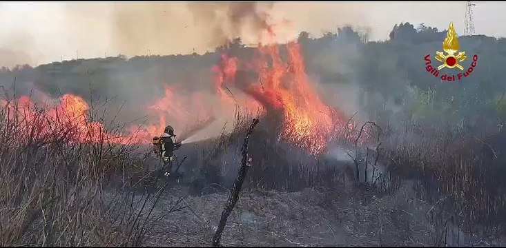 Pace del Mela, incendio di boscaglia e macchia mediterranea minaccia i tralicci dell'alta tensione