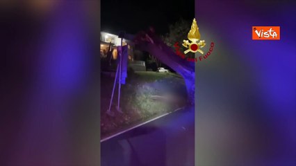 Forte vento nelle Marche, rimozione di un albero caduto con l'autogru dei Vigili del fuoco
