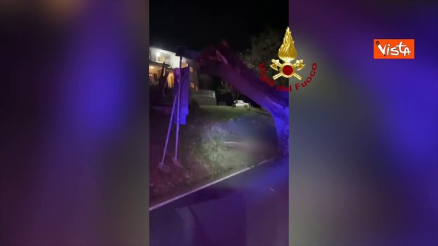 Forte vento nelle Marche, rimozione di un albero caduto con l'autogru dei Vigili del fuoco