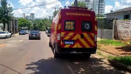 Homem tem fratura no pé após colisão entre carro e moto